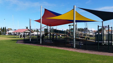 Townhouse On The Marina - Accommodation in Bendigo 11