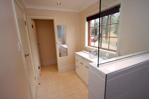 Clare Central - Accommodation in Bendigo 11