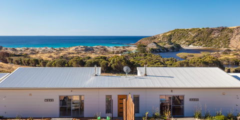 Middle River Beach House - East & West House - Accommodation in Bendigo 9