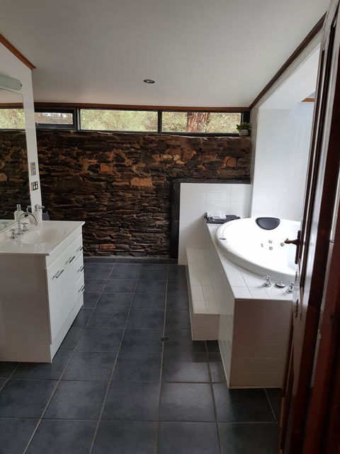 William Hunt's Retreat - Cypress Studio - Accommodation in Bendigo 4