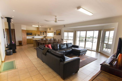 Limestone Ridge - Accommodation in Bendigo 4
