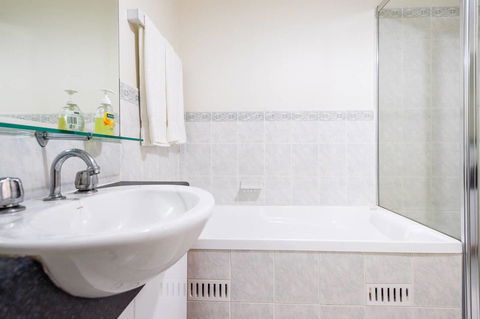 Executive 3 Bedroom Apartment + Internet + Parking - Accommodation in Bendigo 18