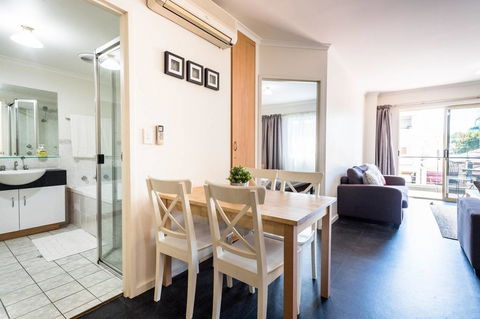 Executive 3 Bedroom Apartment + Internet + Parking - Accommodation in Bendigo 38
