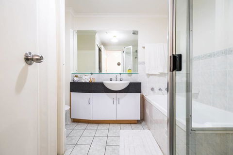 Executive 3 Bedroom Apartment + Internet + Parking - Accommodation in Bendigo 25