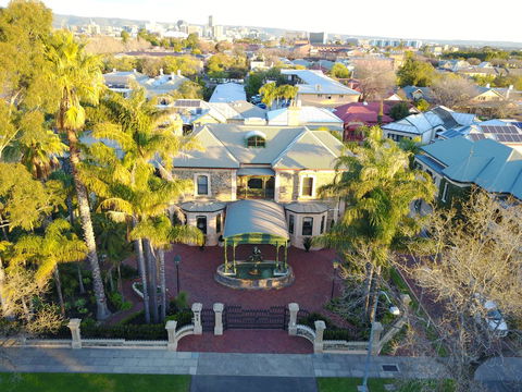 Grand Bluestone Mansion - Accommodation in Bendigo 1