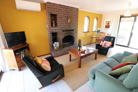 Linger Longer Vineyard - Accommodation in Bendigo 2