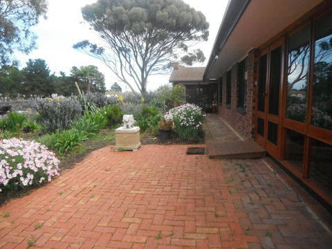 Linger Longer Vineyard - Accommodation in Bendigo 11
