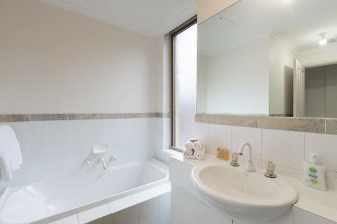 One Bedroom In Adelaideâ€™s East End FREE WIFI*Netflix*Parking - Accommodation in Bendigo 11
