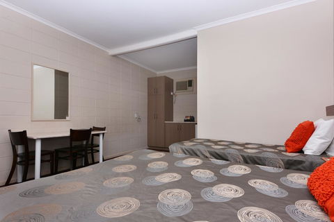 Motel Poinsettia - Accommodation in Bendigo 18