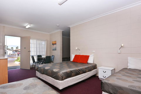 Motel Poinsettia - Accommodation in Bendigo 21