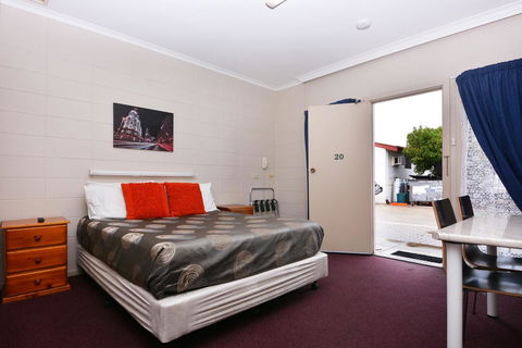 Motel Poinsettia - Accommodation in Bendigo 3