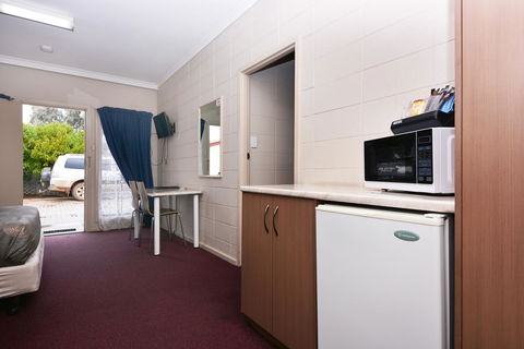Motel Poinsettia - Accommodation in Bendigo 15