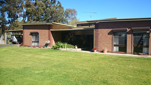 Hilltop Escape - Accommodation in Bendigo 0