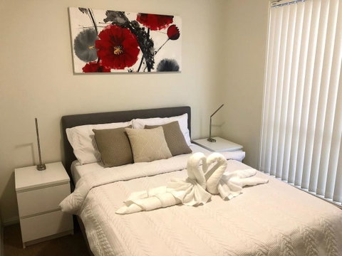 MODERN SPACIOUS 3 BR HOME - NEAR BEACH & AIRPORT - Accommodation in Bendigo 2