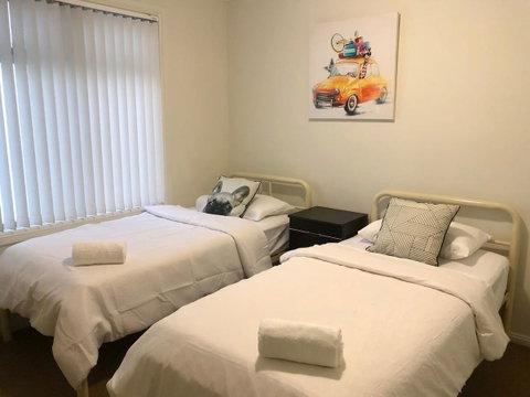 MODERN SPACIOUS 3 BR HOME - NEAR BEACH & AIRPORT - Accommodation in Bendigo 3