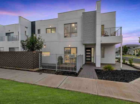 MODERN SPACIOUS 3 BR HOME - NEAR BEACH & AIRPORT - Accommodation in Bendigo 0