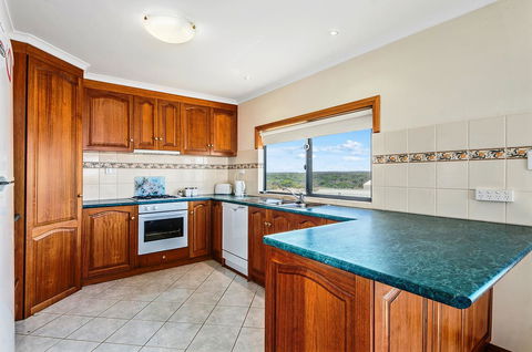 Rocks Retreat House With Sea Views - Accommodation in Bendigo 10