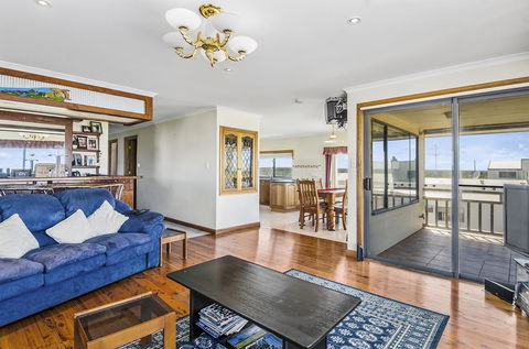 Rocks Retreat House With Sea Views - Accommodation in Bendigo 0
