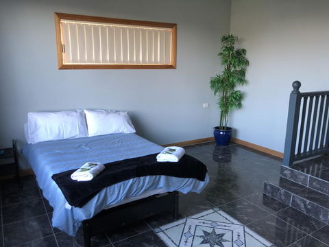 Rocks Retreat House With Sea Views - Accommodation in Bendigo 4