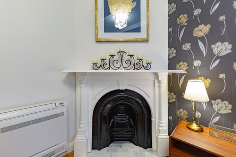 Heritage Townhouse Near Harbour Bridge - Accommodation in Bendigo 8