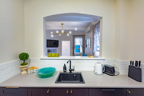 Heritage Townhouse Near Harbour Bridge - Accommodation in Bendigo 13