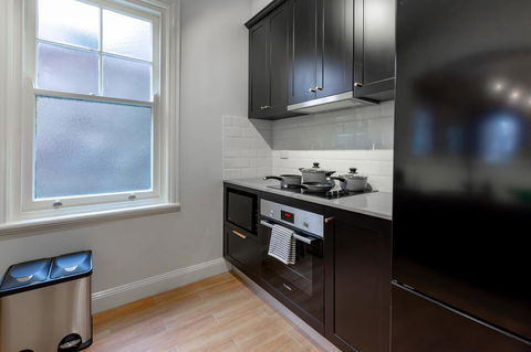 Heritage Townhouse Near Harbour Bridge - Accommodation in Bendigo 21