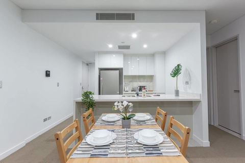 Inner City Stylish Apt Walk To Green Square - Accommodation in Bendigo 4