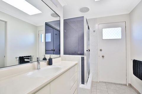 Neptune I Absolute Beachfront I Stunning Views - Accommodation in Bendigo 19
