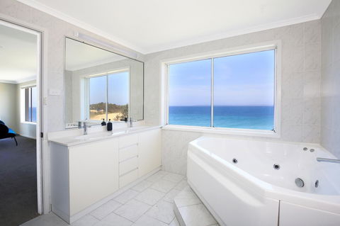 Neptune I Absolute Beachfront I Stunning Views - Accommodation in Bendigo 18