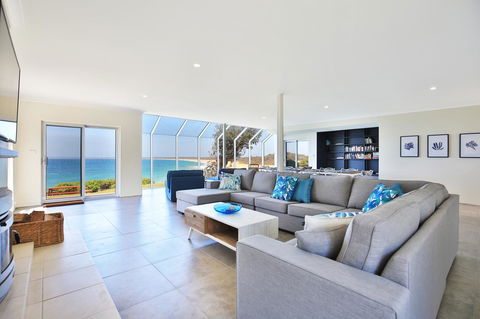 Neptune I Absolute Beachfront I Stunning Views - Accommodation in Bendigo 0
