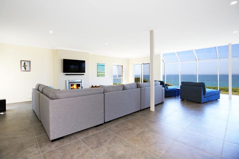 Neptune I Absolute Beachfront I Stunning Views - Accommodation in Bendigo 3