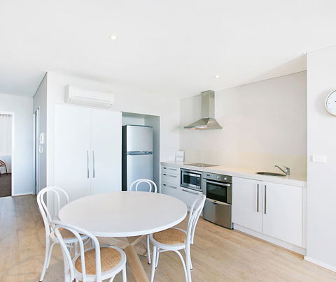Oaks Nelson Bay Lure Suites - Accommodation in Bendigo 1