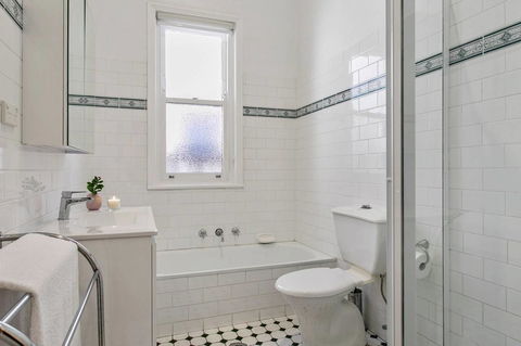 Oversized 2 Bedroom Manly Beach House - Accommodation in Bendigo 8