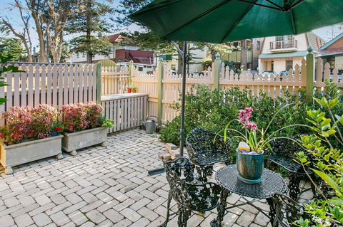Oversized 2 Bedroom Manly Beach House - Accommodation in Bendigo 1