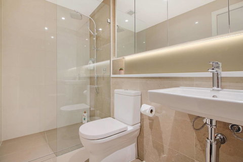 Brand New 3 Bedrooms Apt With Waterfront View - Accommodation in Bendigo 1