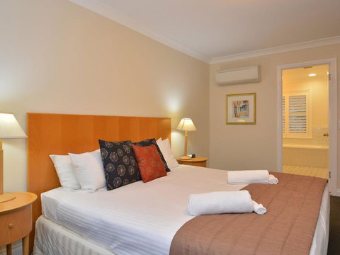 Villa De Saran Located Within Cypress Lakes - Accommodation in Bendigo 5