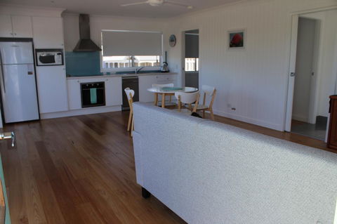 Red Waratah - Accommodation in Bendigo 7