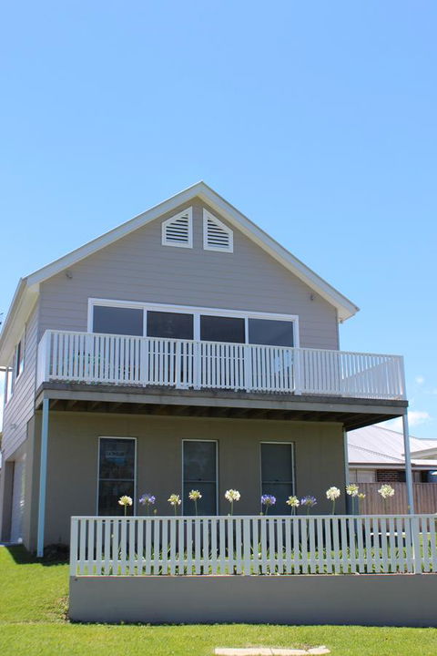Red Waratah - Accommodation in Bendigo 0
