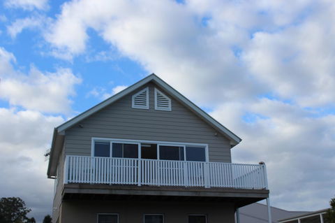 Red Waratah - Accommodation in Bendigo 9