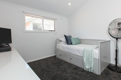 Elegant Family Home Close To Harbour And Views - Accommodation in Bendigo 8