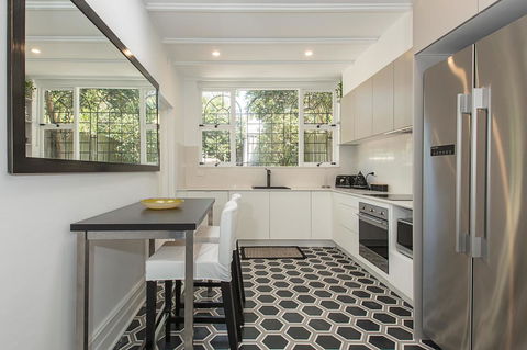 Elegant Family Home Close To Harbour And Views - Accommodation in Bendigo 5