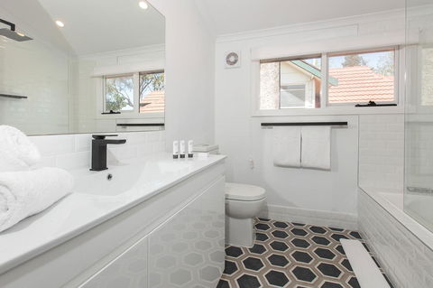 Elegant Family Home Close To Harbour And Views - Accommodation in Bendigo 10