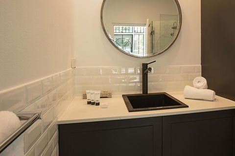 Elegant Family Home Close To Harbour And Views - Accommodation in Bendigo 7