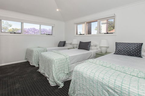 Elegant Family Home Close To Harbour And Views - Accommodation in Bendigo 9