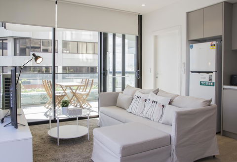 Cozy Apartment With Harbour Bridge View In Bondi - Accommodation in Bendigo 0