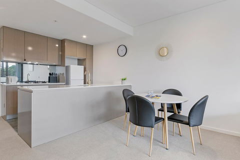 Stylish And Neat Two Bed Apartment In Wentworth Point - Accommodation in Bendigo 3