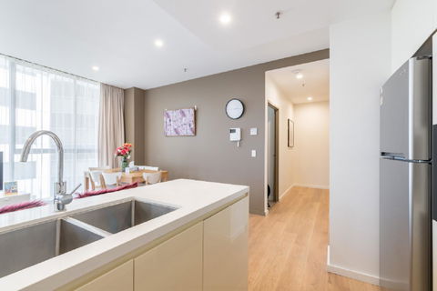 Sydney CBD Modern 2 Bedroom Apartment + Free Car Parking - Accommodation in Bendigo 6