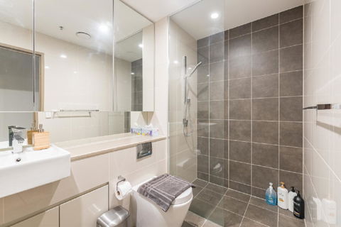 Sydney CBD Modern 2 Bedroom Apartment + Free Car Parking - Accommodation in Bendigo 16
