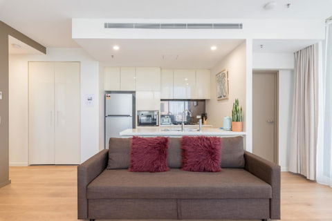 Sydney CBD Modern 2 Bedroom Apartment + Free Car Parking - Accommodation in Bendigo 4