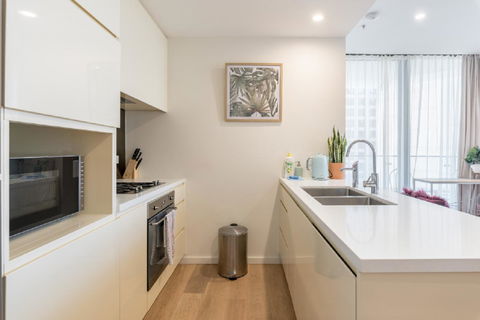 Sydney CBD Modern 2 Bedroom Apartment + Free Car Parking - Accommodation in Bendigo 20